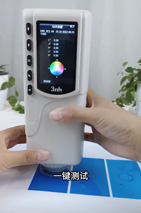 NR60CP色差儀的測(cè)試探頭輕輕貼合于樣品表面 NR60CP色差儀的測(cè)試探頭輕輕貼合于樣品表面
